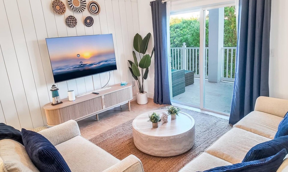 Alice Town Condo | 2 bedroom/2 bathroom, sleeps 8, interior designer condo with FREE dock space