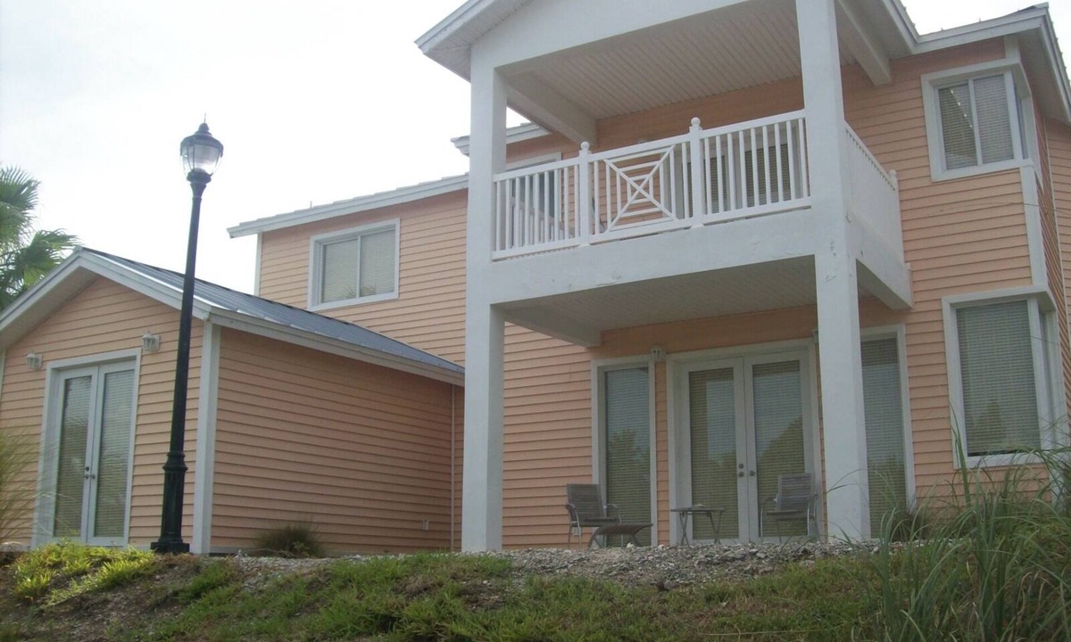 Alice Town House | Awesome 3-bedroom 3 bathroom house with AC in charming Bimini