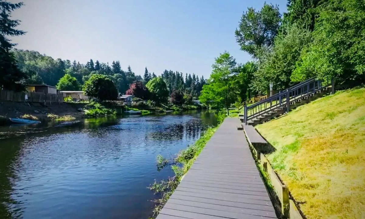 Bothell Apartment | River Inn Cabin Theme Flat w/Dock