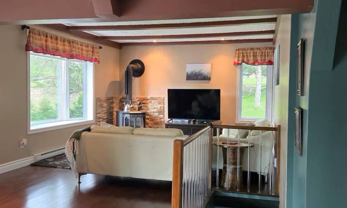 L'lle-du-College House | Summer Fishing & Swimming - Winter Snowmobile All Day & Warm Wood Stove at night