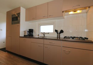 Chalet with 2 bedrooms and a terrace in Noord-Scharwoude