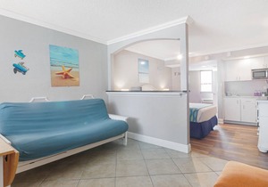 Pelican Pointe 311:Walk to Beach~Pool~Free Parking in Clearwater