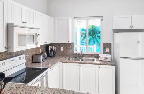 Alice Town Condo | 2 bedroom/2 bathroom, sleeps 8, interior designer condo with FREE dock space
