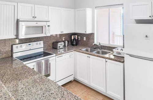 Alice Town Condo | 2 bedroom/2 bathroom, sleeps 8, interior designer condo with FREE dock space