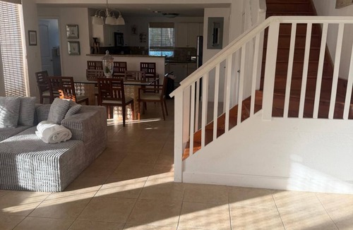 Alice Town House | Awesome 3-bedroom 3 bathroom house with AC in charming Bimini