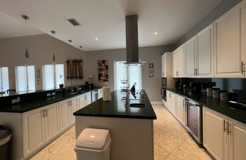 Alice Town House | Bimini Bay Private Island Luxury 5 bedrooms, 70 ft dock space across from Hilton