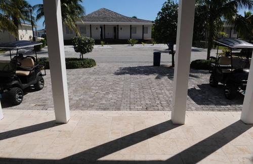 Alice Town House | Bimini Bay Private Island Luxury 5 bedrooms, 70 ft dock space across from Hilton