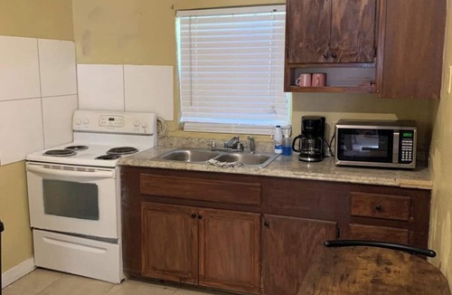 Alice Town Apartment | Camada Apt. "Jus Chillin"