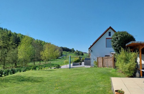 Glindfeld Apartment | Holiday Apartment Ruhrort, 70 sqm with Private Terrace, Garden and Wi-Fi