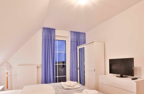 Lobbe House | House half A - Thatched roof Beach Villa "Babette", directly on the sea, with sauna ..