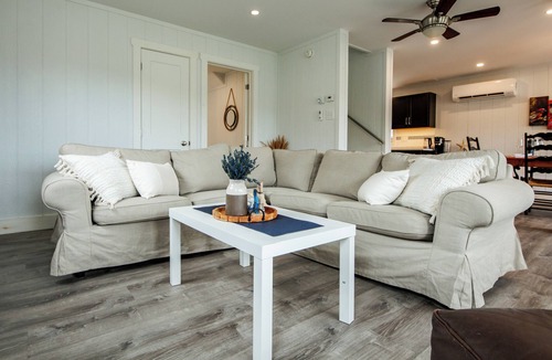 Boutiliers Point Cottage | Luxury Oceanview Retreat | Private Hot Tub | Shared Sauna | Near Halifax