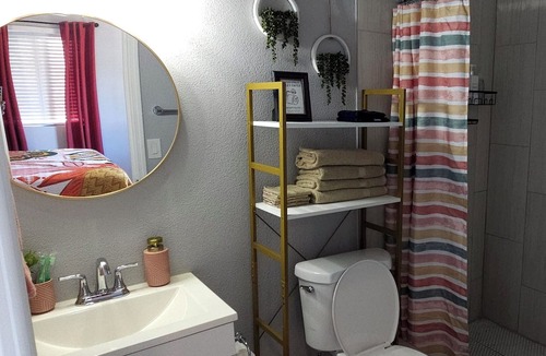 Alice Town Apartment | Modern and Secluded in Bailey Town with AC and fast internet