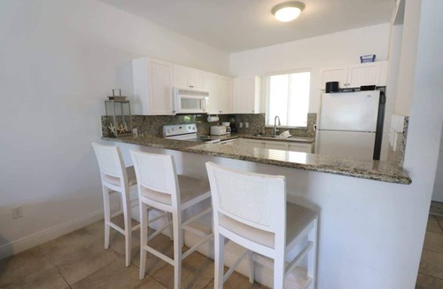 Alice Town Apartment | Seaview Escape -Ocean View Bimini Bay Condo