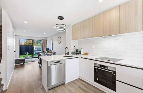 Auckland Apartment | Stylish 4BR Townhouse Close to Mangere & Airport