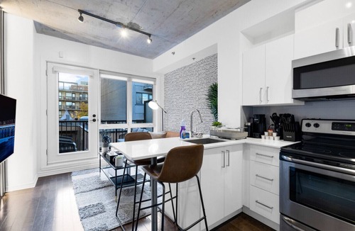 Milton Park Apartment | Suite 506 Downtown Montreal | W/Balcony, Queen Bed, Sofa Bed, Parking & 65` TV