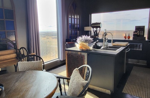 Batoche Cottage | The Deck House. Private, Countryside Getaway Hot tub-Plunge pool- Sauna-Theatre