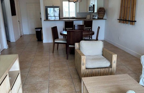 Alice Town Apartment | The Lookout - Oceanview Condo