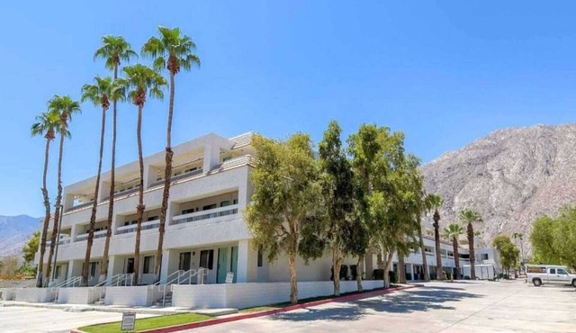 2 Full Beds|Palm Springs, CA in Palm Springs
