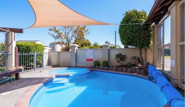 3 BR Holiday home - Steps to the lake and short, scenic stroll to town in Taupō