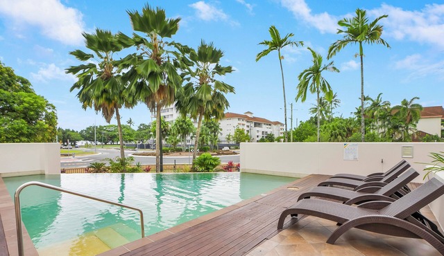 3brm luxury apartment-cairns city-esplanade-coffee machine-2 pools-table tennis in Cairns North