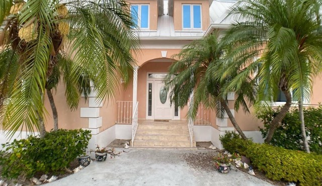 4 Be/3.5 ba Pretty Bahama Style Home on Blue Canal in Freeport