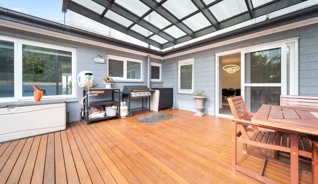 4-Bed Family Home with Spacious Backyard and BBQ in Curtin