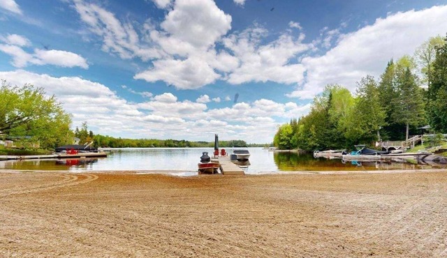 4 season Family Friendly Beach Cottage in the Bay in Whitestone