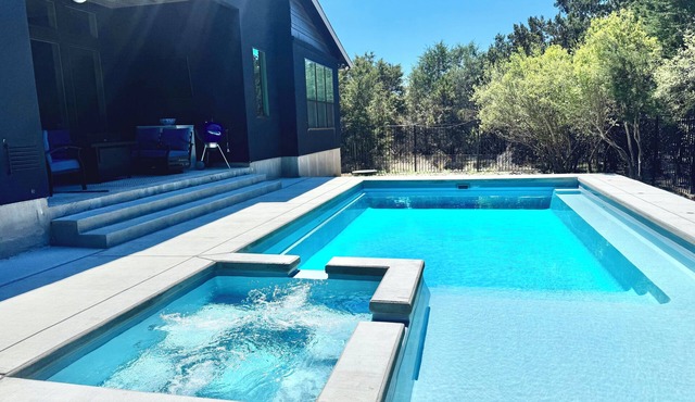 4BR/3BA Family Retreat, Private Pool & Hot Tub, Lake Travis Access, Sleeps 12 in Lago Vista