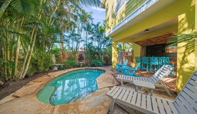 A Time Out: *Quaint Cottage *Heated Pool *Across the street from the Bay! in Anna Maria