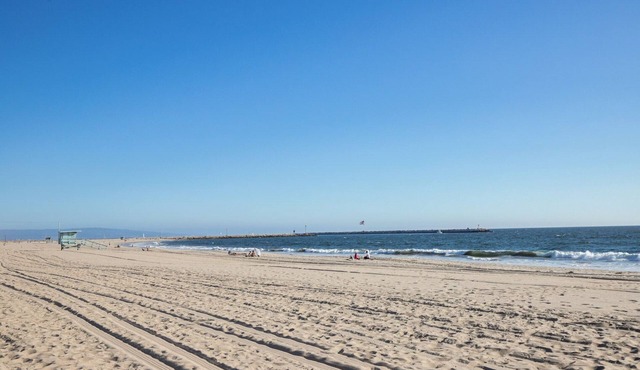 Airy Marina del Rey 1BR, by beach, bars & shops, by Blueground in Los Angeles