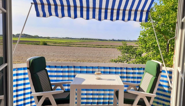 Apartment 'Ferienwohnung Fernsicht Nach Büsum' with Shared Garden, Balcony and Wi-Fi in Westerdeichstrich