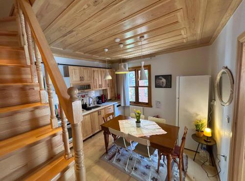 Balat Rose - Charming Wooden House with Terrace in Istanbul