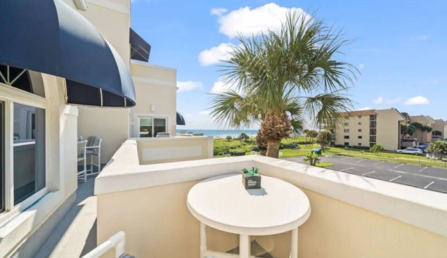 Beach Blast Loft! Penthouse Condo, ocean view, steps to the beach in Cape Canaveral