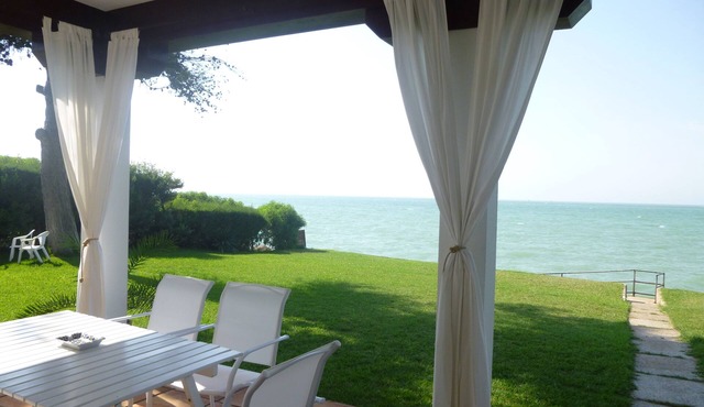 Beach line villa with stunning sea views. WIFI. Private garden in Sanlúcar de Barrameda