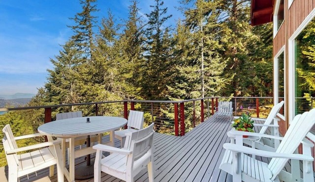 Beautiful Secluded Cabin with Stunning Bay Views and Private Deck in Eastsound
