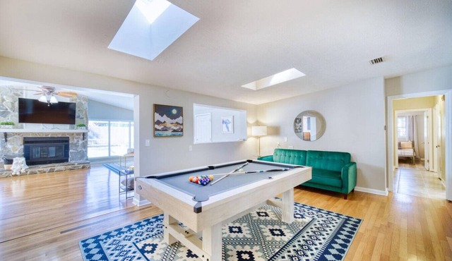 ~Billiard Abode Sleeps 12 Heated Pool & Spa~ in Jacksonville