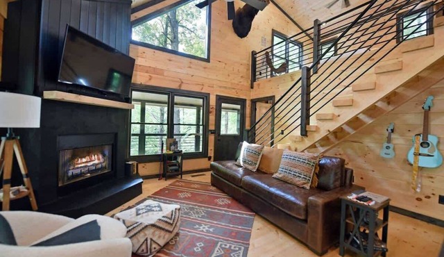 Boujee Moose -new, hot tub, dog friendly, fire pit in Cherry Log