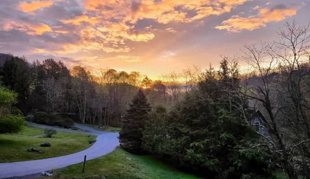 Cabin Fever - 3BR, 3BA - Hot Tub - Pool Table - Pet Friendly in Seven Devils
