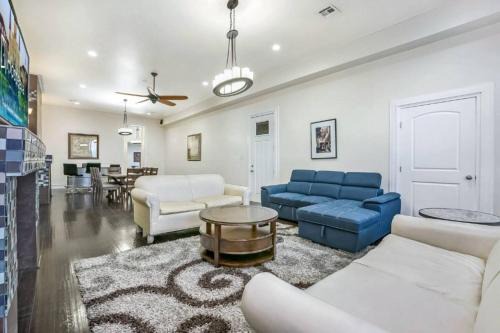 Carondelet Street Penthouse Close to City Attractions in New Orleans