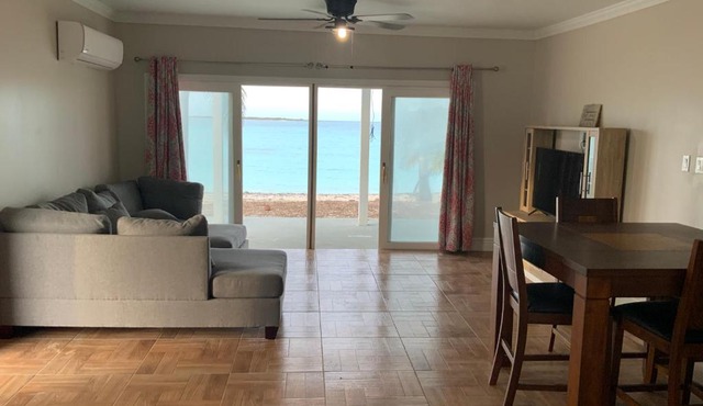 Casa Del Marjorie 2 bedroom beach house, beach right at your door steps, in Steventon