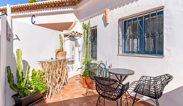 Casa junto al mar con patio andaluz, piscina compartida y Wi-Fi en primera línea de playa in Marbella