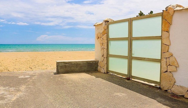 Casa Libezia B: A welcoming apartment located right on the beach, with Free WI-FI. in Augusta
