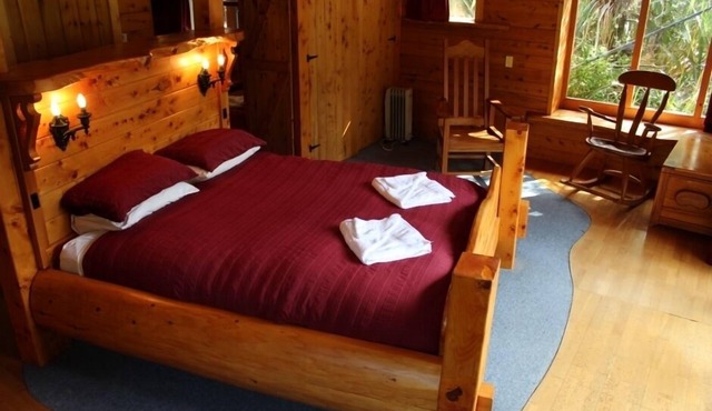 Character Log Lodge with Great Mountain Views in Ohakune