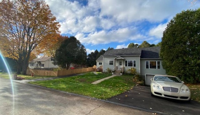 Cheerful home on large lot near lake and Montreal in Deux-Montagnes