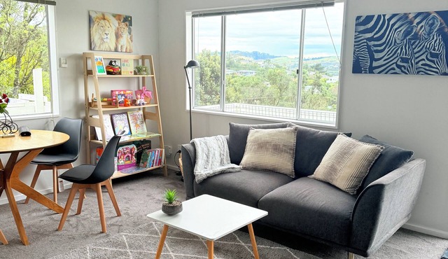 Cloud Catcher - Blooming Retreat with Scenic Views in Wellington