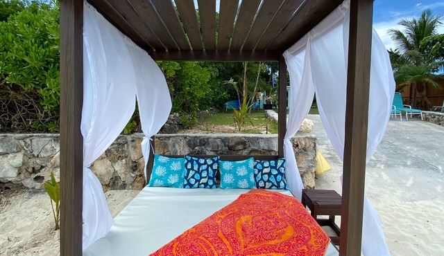 Coral Cove sleeps 2 adults 1 child FREE 4 seater golf cart and 1 kayak 1 sup in russel island