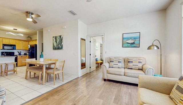 Cozy coastal condo with shared pool, full kitchen & close to beach in Santa Rosa Beach