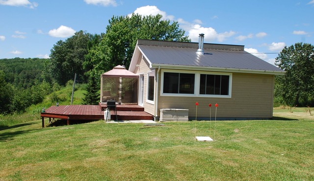 Cozy & Pet-friendly Lakefront Cottage in Guérin
