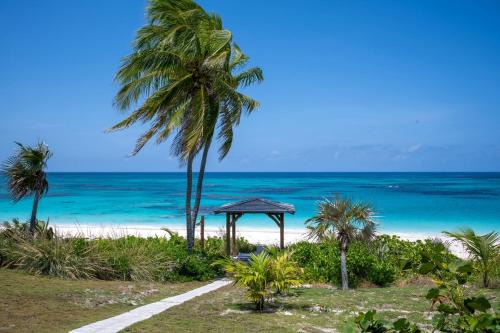 Cricket Beach House-Luxurious Beachfront House home in Governorʼs Harbour