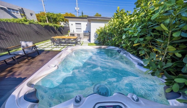 Design District Escape | BBQ and Private HotTub in Miami